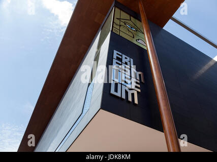 Leeuwarden, Niederlande, 11. Juni 2017: Teil des Fries Museum in Leeuwarden mit blauem Himmel Stockfoto