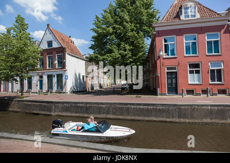 Leeuwarden, Niederlande, 11. Juni 2017: paar reitet Schnellboot in Leeuwarden Kanal an sonnigen Sommertag Stockfoto