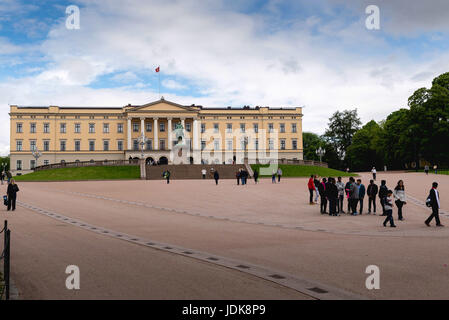 OSLO, Norwegen - 8. Juni 2017: Blick auf die Slottet Königspalast in Oslo Stockfoto