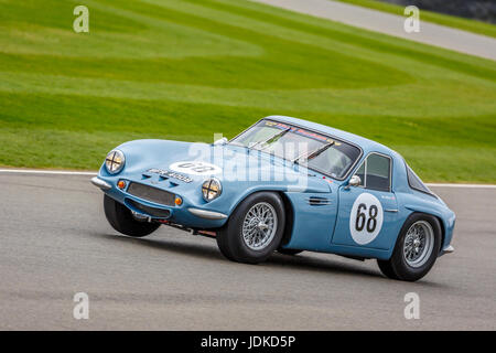 1965 TVR Griffith 400 mit Fahrer Mike Jordan während des Rennens Graham Hill Trophy in Goodwood GRRC 75. Mitgliederversammlung, Sussex, UK. Stockfoto