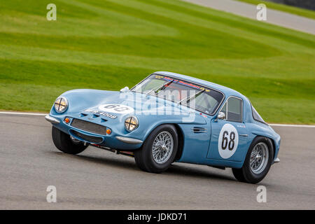 1965 TVR Griffith 400 mit Fahrer Mike Jordan während des Rennens Graham Hill Trophy in Goodwood GRRC 75. Mitgliederversammlung, Sussex, UK. Stockfoto