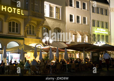 Europa, Deutschland, Nordrhein-Westfalen, Bonn, Markt, Altstadt, Straßencafés in der Nacht, Europa, Deutschland, Nordrhein-Westfalen, Markt, Altstadt Stockfoto