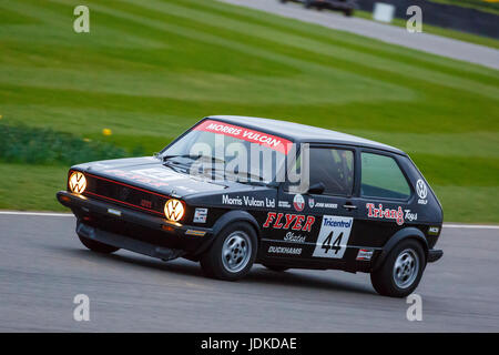 1979 Volkswagen Golf GTI MkI mit Fahrer Jim Morris. Das Gerry Marshall Trophy Rennen. 72. Goodwood Mitgliederversammlung, Sussex, UK. Stockfoto