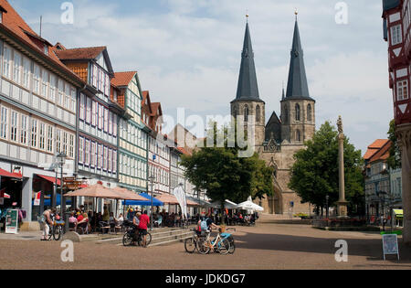 Deutschland, Niedersachsen, Duderstadt, Markt, Fachwerkhäuser, Straßencafés, Heilige Geist Kirche, Deutschland, Niedersachsen, Markt, Gassen, Stockfoto