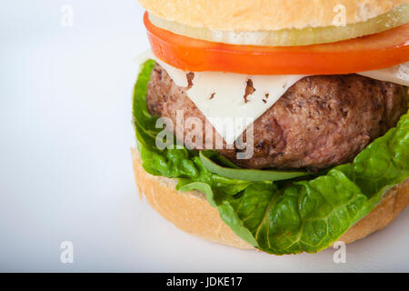 Klassische amerikanische riesige hausgemachte Burger Cheeseburger isoliert auf weißem Hintergrund Stockfoto