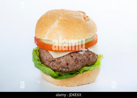 Klassische amerikanische riesige hausgemachte Burger Cheeseburger isoliert auf weißem Hintergrund Stockfoto