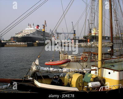 Deutschland, Hamburg, Hafen, Passagier Liner Queen Mary 2 auf der Anklagebank, Deutschland, Hafen, Passagierschiff Queen Mary 2 Im Dock Stockfoto