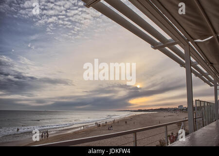 Restaurant-Markise mit Blick auf den Strand bei Sonnenuntergang Stockfoto