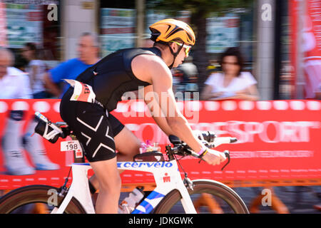 Pescara, Italien - 18. Juni 2017: Sportler startet die Fahrrad-Prüfung bei Pescara Ironman 70.3 Stockfoto