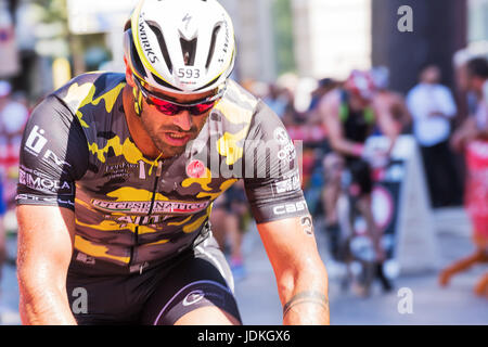 Pescara, Italien - 18. Juni 2017: Sportler startet die Fahrrad-Prüfung bei Pescara Ironman 70.3 Stockfoto