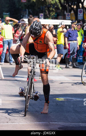 Pescara, Italien - 18. Juni 2017: Sportler startet die Fahrrad-Prüfung bei Pescara Ironman 70.3 Stockfoto