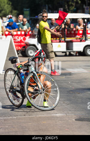 Pescara, Italien - 18. Juni 2017: Sportler startet die Fahrrad-Prüfung bei Pescara Ironman 70.3 Stockfoto