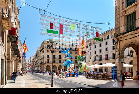 Alicante, Spanien - 20. Juni 2017: Vorbereitung auf das Feuer des Heiligen Johannes Feiertag in der Stadt Alicante. Dekorationen, sind Strukturen aus Cardboar gefertigt. Stockfoto