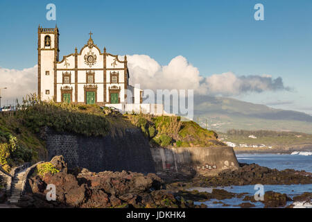 Kirche am Meer Stadt Sao Rogue auf Sao Miguel Island. Sao Miguel ist Teil der Azoren Archipel im Atlantik. Stockfoto