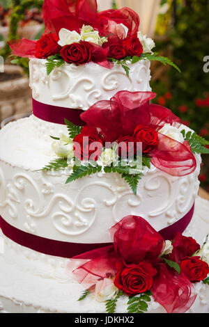 Hochzeitstorte mit roten Rosen Stockfoto
