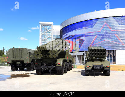 REGION Moskau – 17.Juni: Multi Rakete Trägersystem mit auf dem Fahrzeugchassis auf der Messe am 17. Juni 2015 in Moskau region Stockfoto