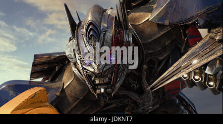 Erscheinungsdatum: 23. Juni 2017. Titel: Transformers: der letzte Ritter. STUDIO: Paramount Pictures. Regie: Michael Bay. PLOT: Optimus Prime Suche nach seinem Heimatplaneten Cybertron, jetzt ein toter Planet, das er kommt, war er verantwortlich für die Tötung zu finden. Er findet einen Weg um den Planeten wieder zum Leben zu erwecken, aber dazu muss er ein Artefakt und das Artefakt ist auf der Erde zu finden. Darsteller: Optimus Prime. (Kredit-Bild: © Paramount Pictures/Entertainment Pictures) Stockfoto