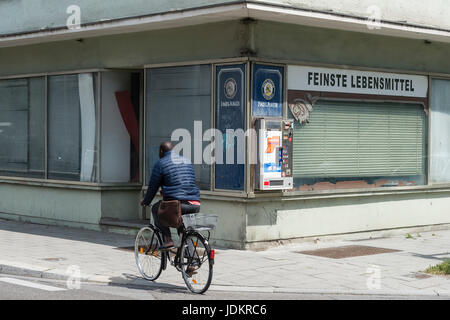 München, Deutschland. 17. Juni 2017. Ein Radfahrer geht durch eine einen geschlossenen Supermarkt in Giesing Landkreis München, Deutschland, 17. Juni 2017. Privaten Bauherren in Deutschland bauen zu viel in ländlichen Regionen nach Schätzungen durch das Institut der deutschen Wirtschaft. Foto: Andreas Gebert/Dpa/Alamy Live-Nachrichten Stockfoto