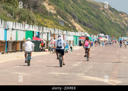 Radfahrer auf der Boscombe Beach Promenade, Bournemouth, Dorset, Großbritannien, 20.. Juni 2017. Die längste Juni-Hitzewelle seit über 20 Jahren und das heiße Wetter erhöhten die Temperatur an der Südküste fast auf 30 Grad. Stockfoto