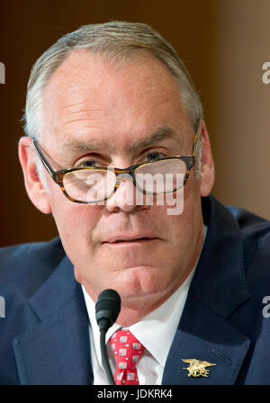 Washington, USA. 20. Juni 2017. Vereinigte Staaten Minister fuer dem inneren Ryan Zinke erscheint vor dem United States Senate Committee on Energie und Ressourcen auf dem Präsidenten Haushaltsantrag für das Departement des Innern Geschäftsjahr bis 2018 auf dem Capitol Hill in Washington, DC am Dienstag, 20. Juni 2017. Bildnachweis: MediaPunch Inc/Alamy Live-Nachrichten Stockfoto