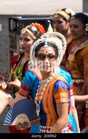 London, UK. 20. Juni 2017. Masse Yoga-Vorführung auf dem Trafalgar Square organisiert von indischen hohe Provision mit zusätzliche Unterhaltung von Akademi, eine traditionelle indische Tanzgruppe. Kredit: Mark Joseph Anthony/Alamy Live-Nachrichten Stockfoto