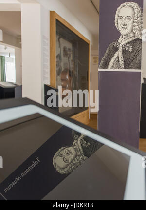 Hamburg, Deutschland. 13. Juni 2017. Ein Porträt des Komponisten Telemann (1681-1767), montiert auf einer Säule, spiegelt sich auf einem Bildschirm in der Telemann-Museum in Hamburg, Germany, 13. Juni 2017. Zum 250. Todestag des Telemanns ist am 25. Juni 2017. Foto: Christina Sabrowsky/Dpa/Alamy Live News Stockfoto