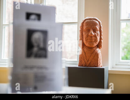 Hamburg, Deutschland. 13. Juni 2017. Eine Büste des Komponisten Telemann (1681-1767) des Künstlers Getraud Wendlandt in das Telemann-Museum in Hamburg, Deutschland, 13. Juni 2017. Broschüren mit Informationen über das Leben des Komponisten im Vordergrund zu sehen. Zum 250. Todestag des Telemanns ist am 25. Juni 2017. Foto: Christina Sabrowsky/Dpa/Alamy Live News Stockfoto