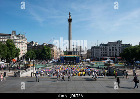 Internationale Yoga Tag, Trafagar Square, London, UK. 20. Juni 2017. Hohe Provision of India in Verbindung mit Indien Tourismusbüro, feiern internationale Yoga Tag, Trafalgar Square, London. Bildnachweis: Byron Kirk/Alamy Live-Nachrichten Stockfoto