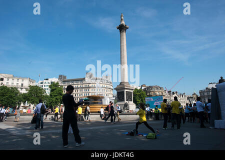 Internationale Yoga Tag, Trafagar Square, London, UK. 20. Juni 2017. Hohe Provision of India in Verbindung mit Indien Tourismusbüro, feiern internationale Yoga Tag, Trafalgar Square, London. Bildnachweis: Byron Kirk/Alamy Live-Nachrichten Stockfoto