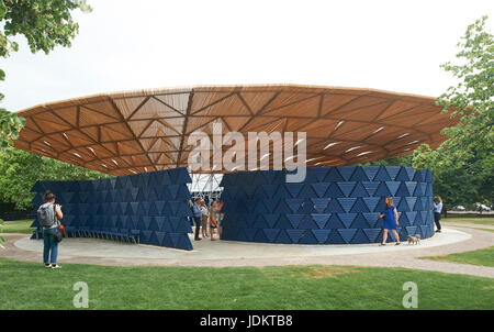 Hyde Park, London, UK. 20. Juni 2017. Serpentine Pavillon 2017 durch Francis Kere Credit: Joanne Underhill/Alamy Live-Nachrichten Stockfoto