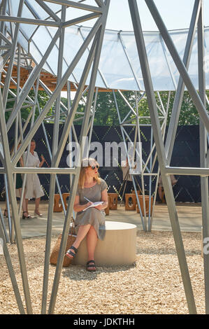 Hyde Park, London, UK. 20. Juni 2017. Serpentine Pavillon 2017 durch Francis Kere Credit: Joanne Underhill/Alamy Live-Nachrichten Stockfoto