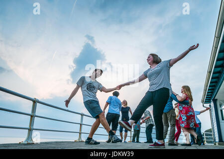 Aberystwyth Wales UK, Dienstag, 20. Juni 2017 UK Wetter: eine Gruppe von Freizeittänzern Praxis ihre Jive bewegt sich in der Abenddämmerung auf der Promenade in Aberystwyth nach einem weiteren schwülen Tag des klaren, blauen Himmel und sengende Hitze an der West Küste von Wales als Mini-Hitzewelle über den britischen Inseln weiter.    Das Met Office hat davor gewarnt, von starkem Regen und Gewitter mit der Chance auf lokalisiert Überschwemmungen betroffen viel des Vereinigten Königreichs in den nächsten 24 Stunden als Wetter-System beginnt zu brechen nach vielen Tagen der Rekord Höhe Temperaturen © Keith Morris / Alamy Live News Stockfoto