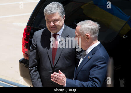 Washington, USA. 20. Juni 2017. U.S. Secretary of Defense James Mattis (R) und der ukrainische Präsident Petro Poroshenko begehbar auf das Pentagon in Washington, DC, USA, 20. Juni 2017. Bildnachweis: Ting Shen/Xinhua/Alamy Live-Nachrichten Stockfoto