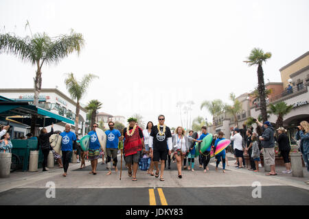 Huntington Beach, Kalifornien, USA. 20. Juni 2017. Lokalen Surf-Legende, BRETT SIMPSON (Zentrum, gelbe Shirt schwarz Hut) und einige der fast 600 Surfer Pacific Coast Highway an der Main Street in der Innenstadt von Huntington Beach Dienstagmorgen kreuzen wie sie Kopf für den Ozean, der weltweit größten schaffen, "Circle of Honor'' in Huntington Beach Dienstag Morgen paddeln. Bildnachweis: Pat Nolan/A-Frame/ZUMAPRESS.com/Alamy Live-Nachrichten Stockfoto