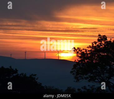 Aberystwyth, Wales, UK. 21. Juni 2017. Die Sonne geht über der Cambrian Mountains of Wales am Morgen der Sommersonnenwende, die die Northmost scheinbare Position der Sonne markiert. Bildnachweis: John Gilbey/Alamy Live-Nachrichten Stockfoto