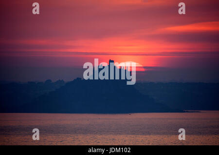 Penzance, Cornwall, UK. 21. Juni 2017. Eine spektakuläre Mittsommer Sonnenaufgang hinter dem Schloss auf St. Michaels Mount. Mount Bay ist eine große, geschwungene Bucht an der Süd-West Küste von Cornwall mit vielen Sandstränden und dramatischen Klippen geht in beide Richtungen von Penzance. Ich Kredit Klippen: Mike Newman/Alamy Live News Stockfoto