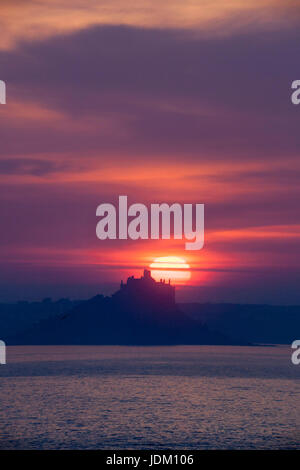 Penzance, Cornwall, UK. 21. Juni 2017. Eine spektakuläre Mittsommer Sonnenaufgang hinter dem Schloss auf St. Michaels Mount. Mount Bay ist eine große, geschwungene Bucht an der Süd-West Küste von Cornwall mit vielen Sandstränden und dramatischen Klippen geht in beide Richtungen von Penzance. Ich Kredit Klippen: Mike Newman/Alamy Live News Stockfoto