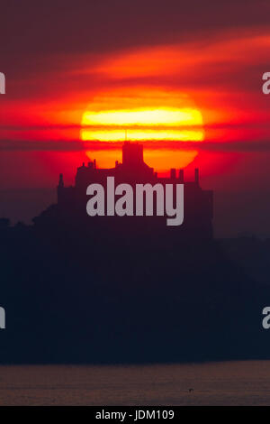 Penzance, Cornwall, UK. 21. Juni 2017. Eine spektakuläre Mittsommer Sonnenaufgang hinter dem Schloss auf St. Michaels Mount. Mount Bay ist eine große, geschwungene Bucht an der Süd-West Küste von Cornwall mit vielen Sandstränden und dramatischen Klippen geht in beide Richtungen von Penzance. Ich Kredit Klippen: Mike Newman/Alamy Live News Stockfoto