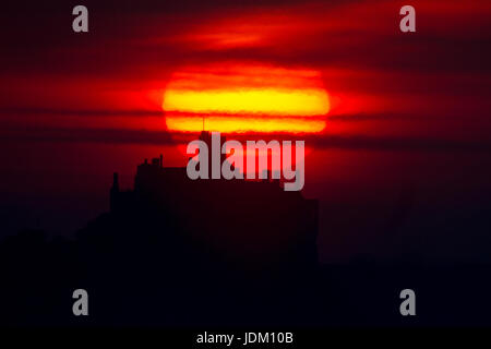 Penzance, Cornwall, UK. 21. Juni 2017. Eine spektakuläre Mittsommer Sonnenaufgang hinter dem Schloss auf St. Michaels Mount. Mount Bay ist eine große, geschwungene Bucht an der Süd-West Küste von Cornwall mit vielen Sandstränden und dramatischen Klippen geht in beide Richtungen von Penzance. Ich Kredit Klippen: Mike Newman/Alamy Live News Stockfoto