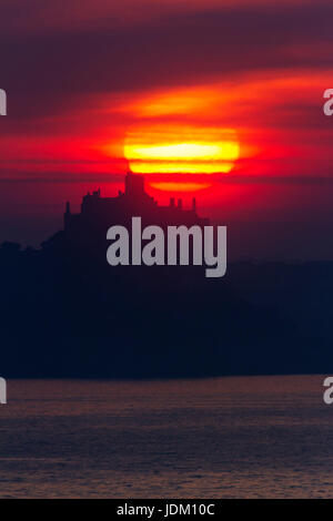 Penzance, Cornwall, UK. 21. Juni 2017. Eine spektakuläre Mittsommer Sonnenaufgang hinter dem Schloss auf St. Michaels Mount. Mount Bay ist eine große, geschwungene Bucht an der Süd-West Küste von Cornwall mit vielen Sandstränden und dramatischen Klippen geht in beide Richtungen von Penzance. Ich Kredit Klippen: Mike Newman/Alamy Live News Stockfoto