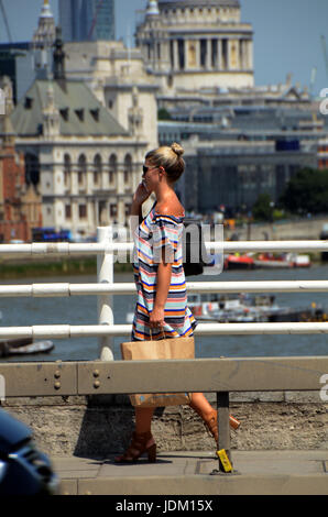 London, UK. 20. Juni 2017. Menschen genießen die Sonne auf Waterloo Bridge als Hitzewelle weiter. Bildnachweis: JOHNNY ARMSTEAD/Alamy Live-Nachrichten Stockfoto