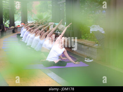 Hengyang, Chinas Hunan Provinz. 21. Juni 2017. Yoga-Fans üben Yoga anlässlich des internationalen Tages Yoga in Hengyang County, Zentral-China Hunan Provinz, 21. Juni 2017. Bildnachweis: Liu Xinrong/Xinhua/Alamy Live-Nachrichten Stockfoto