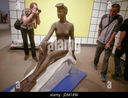 Vancouver, Kanada. 20. Juni 2017. Das Originalstück der Stanley Park "Mädchen in einen Taucheranzug" Bronze gegossenen Statue wird in der Ausstellung im Museum von Vancouver in Vancouver, Kanada, 20. Juni 2017 angezeigt. In Kanadas 150. Geburtstag feiert, veranstaltete das Museum of Vancouver eine Ausstellung mit verschiedenen berühmten Artefakte mit Fakten und Geschichten rund um die Geschichte der Stadt. Bildnachweis: Liang Sen/Xinhua/Alamy Live-Nachrichten Stockfoto