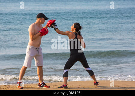 Bournemouth, Dorset, UK. 21. Juni 2017. UK-Wetter: ein heißer sonniger Start in den Tag in Bournemouth Strände, da die Temperaturen steigen um die Hitzewelle fortzusetzen. Selbstverteidigung am Strand Credit: Carolyn Jenkins/Alamy Live News Stockfoto