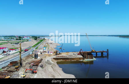 Heihe. 21. Juni 2017. Foto aufgenommen am 21. Juni 2017 zeigt die Baustelle des Heihe Blagoweschtschensk Straßenbrücke an der Grenze von China und Russland. Eine Autobahnbrücke verbindet China und Russland über den Heilongjiang-Fluss befindet sich im Aufbau. Die Autobahnbrücke von 19,9 km erstreckt sich von Heihe, einer Grenzstadt im Nordosten Chinas Provinz Heilongjiang, nach der russischen Stadt Blagoweschtschensk. Die Straßenbrücke wird voraussichtlich im Oktober 2019 für den Verkehr geöffnet. Bildnachweis: Wang Jianwei/Xinhua/Alamy Live-Nachrichten Stockfoto