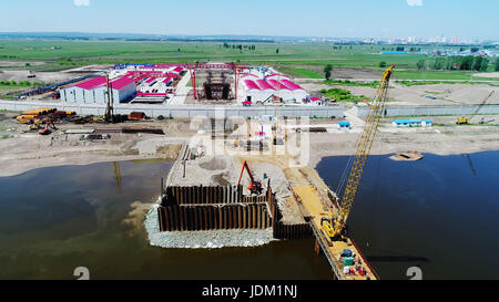 Heihe. 21. Juni 2017. Foto aufgenommen am 21. Juni 2017 zeigt die Baustelle des Heihe Blagoweschtschensk Straßenbrücke an der Grenze von China und Russland. Eine Autobahnbrücke verbindet China und Russland über den Heilongjiang-Fluss befindet sich im Aufbau. Die Autobahnbrücke von 19,9 km erstreckt sich von Heihe, einer Grenzstadt im Nordosten Chinas Provinz Heilongjiang, nach der russischen Stadt Blagoweschtschensk. Die Straßenbrücke wird voraussichtlich im Oktober 2019 für den Verkehr geöffnet. Bildnachweis: Wang Jianwei/Xinhua/Alamy Live-Nachrichten Stockfoto