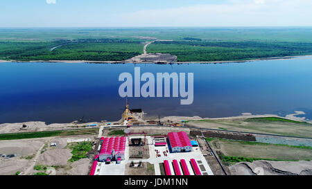 Heihe. 21. Juni 2017. Foto aufgenommen am 21. Juni 2017 zeigt die Baustelle des Heihe Blagoweschtschensk Straßenbrücke an der Grenze von China und Russland. Eine Autobahnbrücke verbindet China und Russland über den Heilongjiang-Fluss befindet sich im Aufbau. Die Autobahnbrücke von 19,9 km erstreckt sich von Heihe, einer Grenzstadt im Nordosten Chinas Provinz Heilongjiang, nach der russischen Stadt Blagoweschtschensk. Die Straßenbrücke wird voraussichtlich im Oktober 2019 für den Verkehr geöffnet. Bildnachweis: Wang Jianwei/Xinhua/Alamy Live-Nachrichten Stockfoto