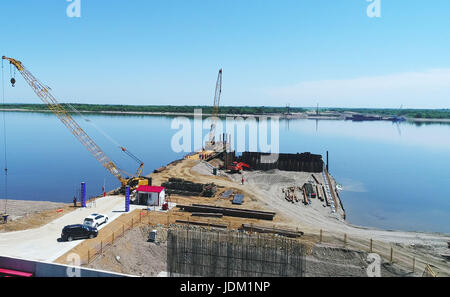 Heihe. 21. Juni 2017. Foto aufgenommen am 21. Juni 2017 zeigt die Baustelle des Heihe Blagoweschtschensk Straßenbrücke an der Grenze von China und Russland. Eine Autobahnbrücke verbindet China und Russland über den Heilongjiang-Fluss befindet sich im Aufbau. Die Autobahnbrücke von 19,9 km erstreckt sich von Heihe, einer Grenzstadt im Nordosten Chinas Provinz Heilongjiang, nach der russischen Stadt Blagoweschtschensk. Die Straßenbrücke wird voraussichtlich im Oktober 2019 für den Verkehr geöffnet. Bildnachweis: Wang Jianwei/Xinhua/Alamy Live-Nachrichten Stockfoto