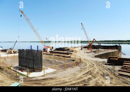 Heihe. 21. Juni 2017. Foto aufgenommen am 21. Juni 2017 zeigt die Baustelle des Heihe Blagoweschtschensk Straßenbrücke an der Grenze von China und Russland. Eine Autobahnbrücke verbindet China und Russland über den Heilongjiang-Fluss befindet sich im Aufbau. Die Autobahnbrücke von 19,9 km erstreckt sich von Heihe, einer Grenzstadt im Nordosten Chinas Provinz Heilongjiang, nach der russischen Stadt Blagoweschtschensk. Die Straßenbrücke wird voraussichtlich im Oktober 2019 für den Verkehr geöffnet. Bildnachweis: Wang Jianwei/Xinhua/Alamy Live-Nachrichten Stockfoto