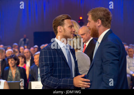 Prag, Tschechische Republik. 20. Juni 2017. David Pastrnak (links), 21, eine Weiterleitung der Boston Bruins, ist der jüngste Sieger des tschechischen Golden Stick Umfrage Wahl der besten Eishockey Spieler der vergangenen Saison in Prag, Tschechische Republik, 20 Juni, gefolgt von Philadelphias Spieler Jakub Voracek (rechts) und Bostons David Krejci. Bildnachweis: Michal Kamaryt/CTK Foto/Alamy Live-Nachrichten Stockfoto
